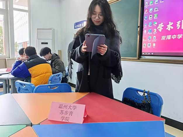 图片包含 人, 女人, 站, 桌子 AI 生成的内容可能不正确。